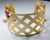 Bracelete dourado com franjas